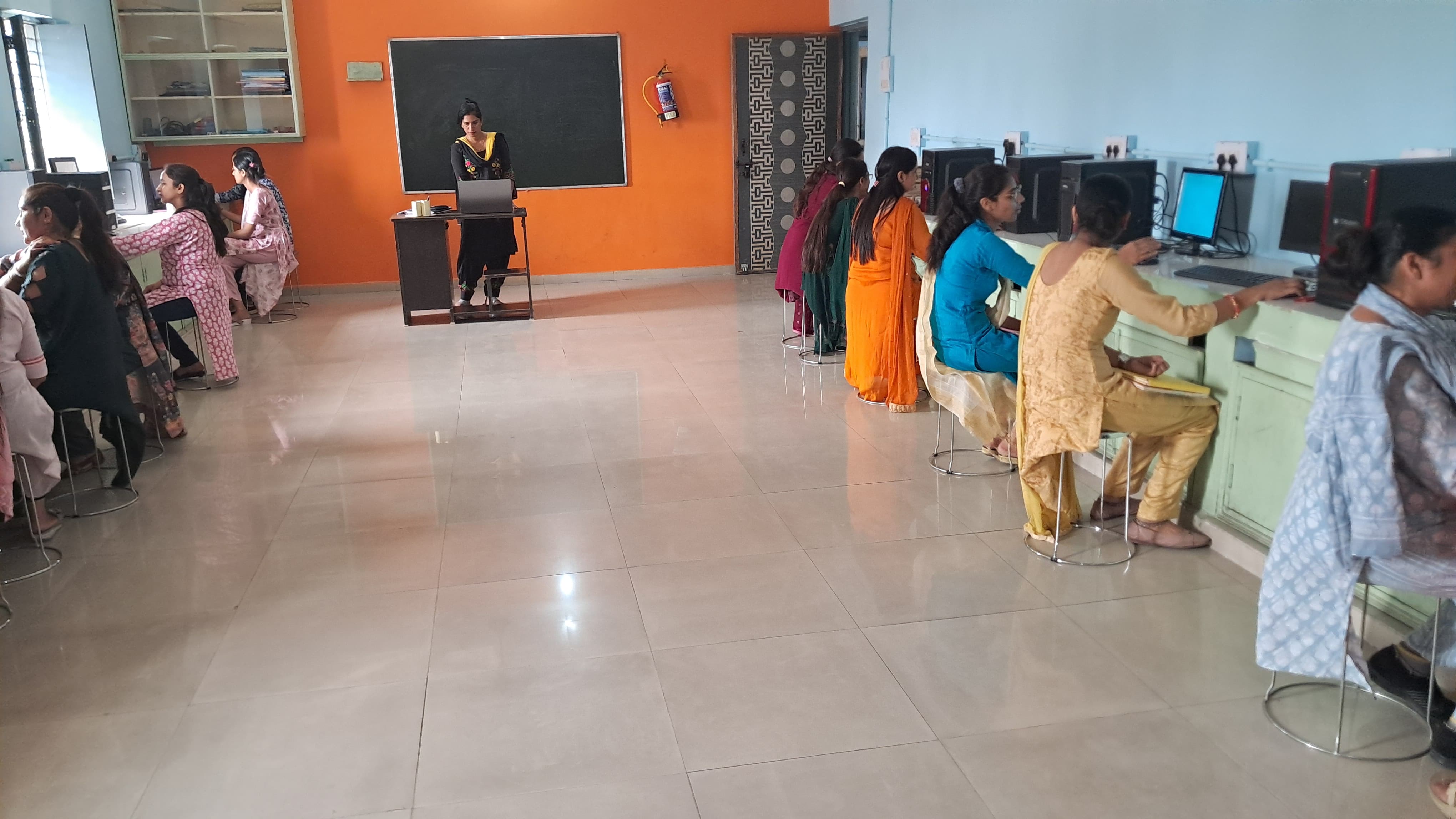 Computer lab with e-learning tools